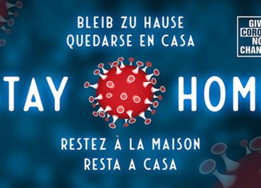 Zeichnung eines Corona-Virus auf blauem Hintergrund, in weißer Schrift wird in verschiedenen Sprachen dazu aufgefordert, zu Hause zu bleiben