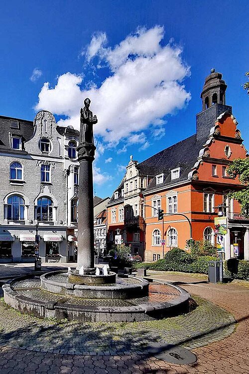 Platz mit Brunnen im Zentrum der historischen Altstadt von Essen-Werden