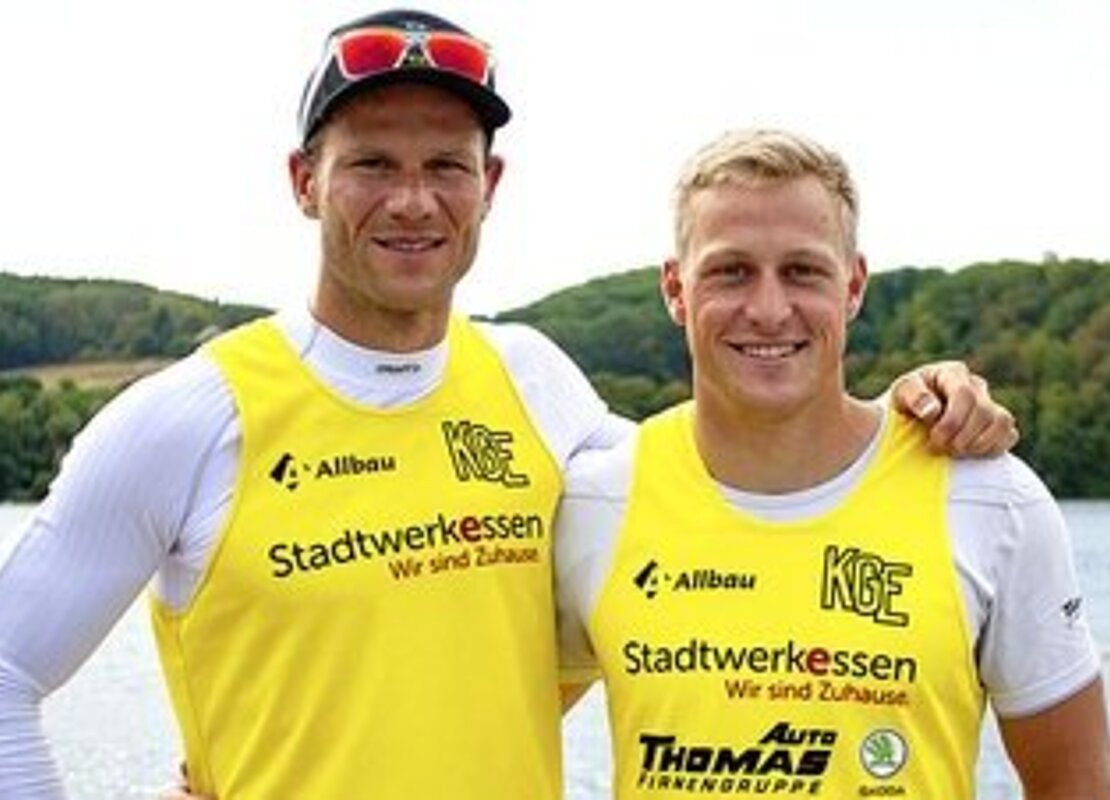 Die erfolgreichen Essener Kanuten Max Hoff (links) und Max Rendschmidt in gelben Trikots 