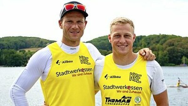 Die erfolgreichen Essener Kanuten Max Hoff (links) und Max Rendschmidt in gelben Trikots 