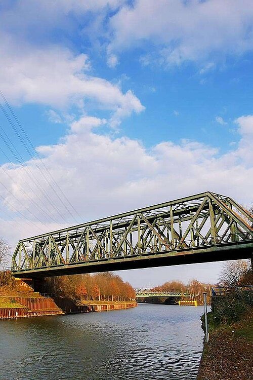 Alte Eisenbrücke über einen Fluss im Grünen
