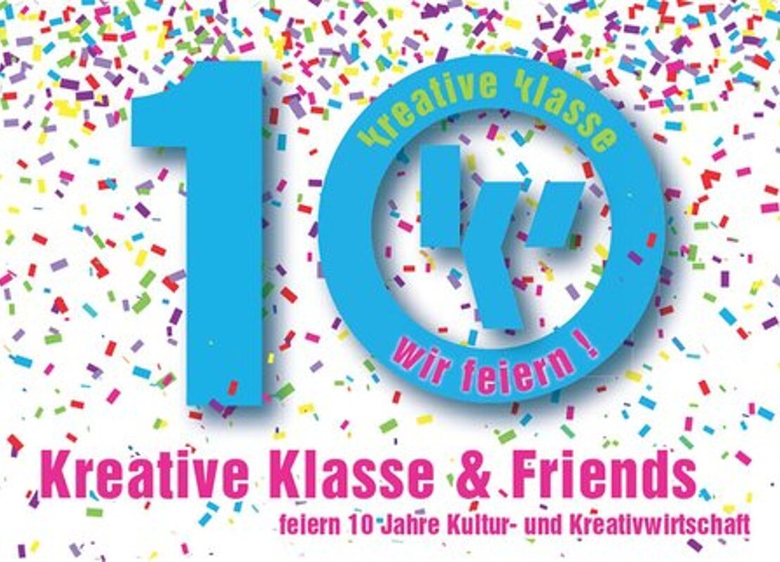 Bunte Karte mit einer großen blauen Zehn und der Aufschrift "Kreative Klasse & Friends feiern 10 Jahre Kultur- und Kreativwirtschaft"