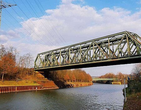 Alte Eisenbrücke über einen Fluss im Grünen