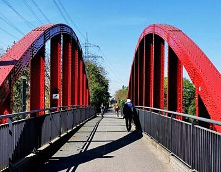 rote Fußgängerbrücke in Essen-Bochold