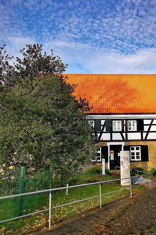 Fachwerkhaus Haus Grotehof mit Baum davor