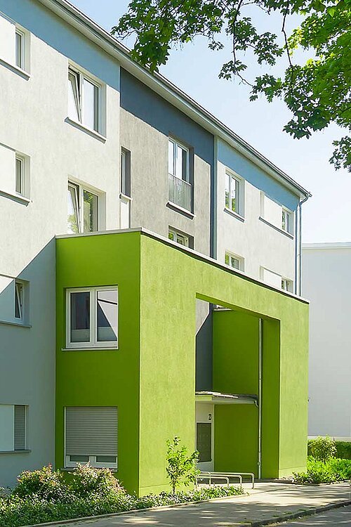 Stakenholt – graues Wohngebäude mit knallig grünem Eingang